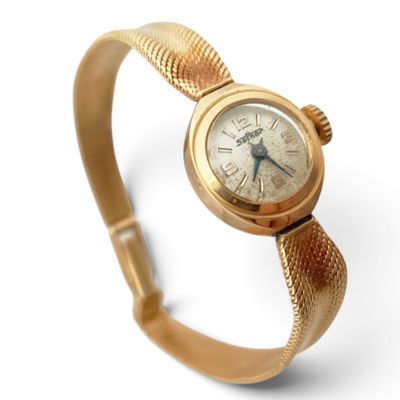 une image d'un gros plan d'une montre-bracelet sur un fond blanc