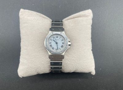 une photo d'une montre posée sur un oreiller, sur une table