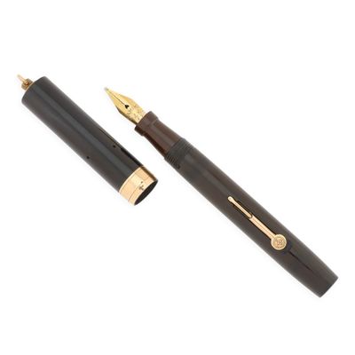 un stylo à pointe dorée et corps noir