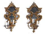 une paire d'appliques murales dorées, chacune ornée de bougies
