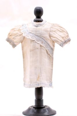 une robe posée sur un mannequin, sur fond blanc