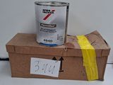 un pot de peinture posé sur une boîte en carton