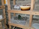 une étagère en bois sur laquelle est posé un bol