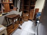 un réfrigérateur et une table dans une pièce où il y a beaucoup de meubles