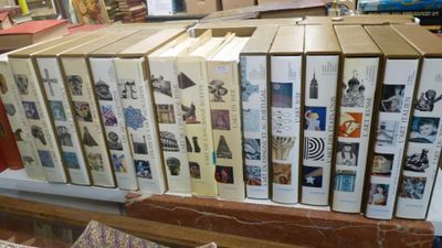 un grand nombre de livres empilés sur une table