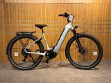 une photo d'un vélo garé devant un mur en bois