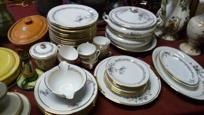 plusieurs assiettes et bols sur une table avec une nappe rouge