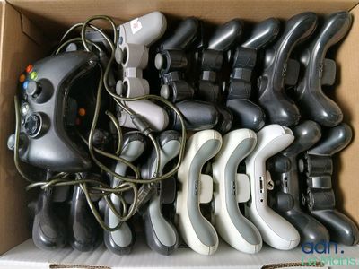 plein de manettes de jeux vidéo dans une boîte