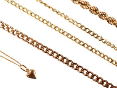 Lot de deux chaמnes en or Un tour de cou en chute א maille t…