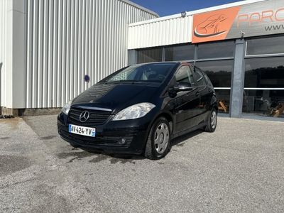 une voiture noire garée devant un bâtiment devant un bâtiment