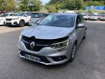 une voiture argentée garée dans un parking à côté d'autres voitures