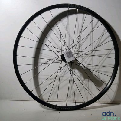 une image représentant une roue de vélo sur laquelle est collé un autocollant