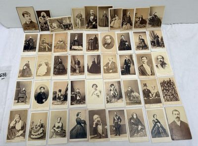 une vieille photo montrant un groupe de personnes assises sur une table