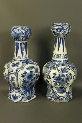 paire de vases bleus et blancs à motifs floraux
