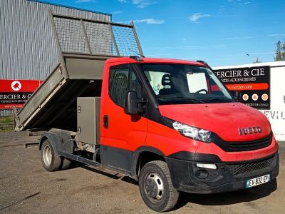 un camion rouge garé devant un immeuble