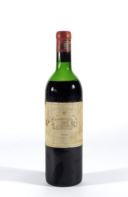 une vieille bouteille de vin posée sur une surface blanche