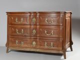 une commode ancienne avec des poignées en laiton et un plateau en bois