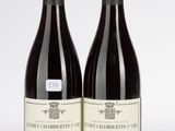 deux bouteilles de vin rouge posées l'une à côté de l'autre sur une surface blanche