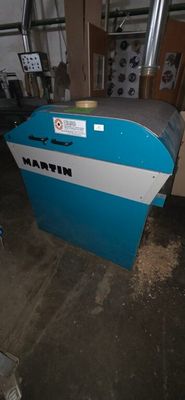 une machine qui se trouve dans un garage