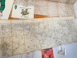 une carte accrochée au mur d'une pièce où sont accrochées des photos