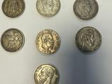 six types de pièces différents sont présentés sur une surface blanche