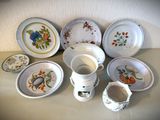 plusieurs assiettes et tasses posées sur une table