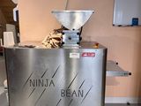 une machine posée sur un comptoir dans une pièce