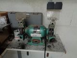 une machine posée sur une table dans une pièce
