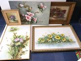 quatre photos encadrées représentant des fleurs et des oiseaux, posées par terre