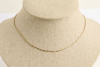 gros plan d'un collier sur un mannequin mannequin