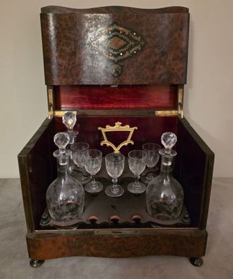 une boîte en bois sur laquelle est posé un verre