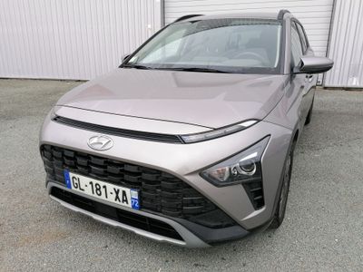 vue de face d'une voiture argentée garée devant un immeuble