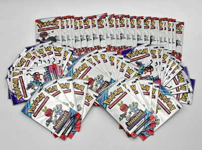 gros plan d'une pile de cartes à collectionner pokemon sur une table