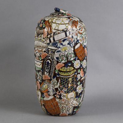 un grand vase orné de nombreux motifs différents