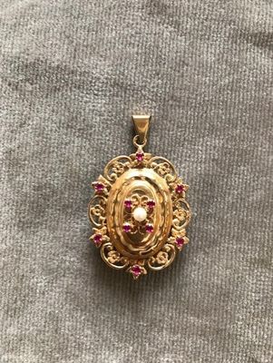 un gros plan d'un cadenas doré sur lequel est représenté un visage