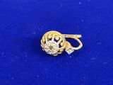 un gros plan d'une bague en or sur une surface bleue