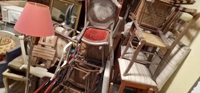 une pile de chaises et une lampe dans un coin de la pièce