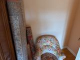 une chaise dans un coin de la pièce, près d'une porte