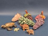 plusieurs figurines représentant des tortues, des grappes de raisin et des raisins sur un fond bleu