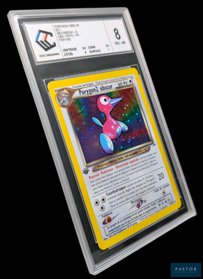 une image d'une carte Pokémon dans un étui en plastique