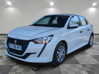 une voiture blanche garée sur un sol en damier dans un garage