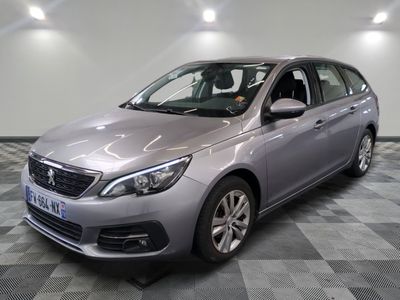 la voiture grise est garée dans la pièce au sol en damier