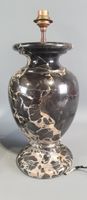 Pied de lampe balustre en marbre noir veiné.