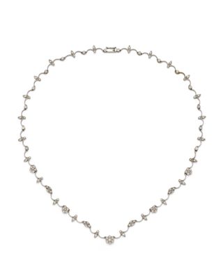 un collier en or blanc et diamants sur fond blanc