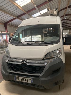 une camionnette blanche garée dans un garage