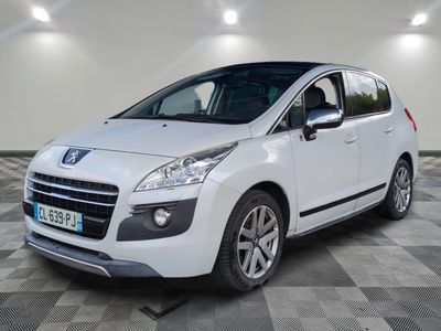 la petite voiture blanche est garée dans une grande pièce