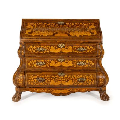 une image représentant une commode en bois ornée de fleurs