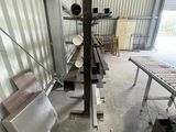 une pièce où il y a beaucoup d'étagères et de tables
