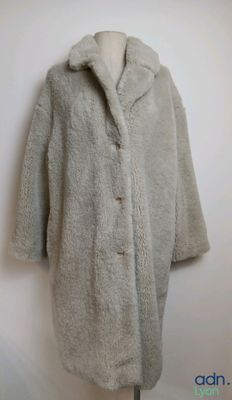 une image d'un manteau sur un support de mannequin