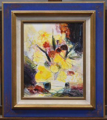 un tableau représentant des fleurs dans un vase, dans un cadre bleu